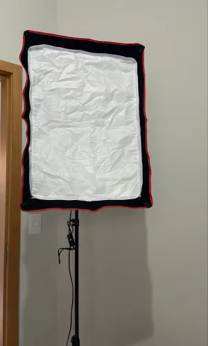 Softbox com tripé e tela colmeia 