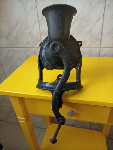 Moedor de café manual antigo