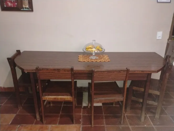 Jogo de Mesa de Madeira com 4 Cadeiras