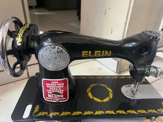 Máquina de costura com pedal