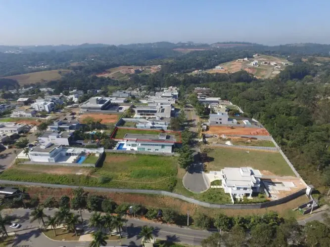 VENDE LOTE DE 846,98m² NO CONDOMÍNIO VINTAGE GRANJA VIANA, PLANO E LIMPO! A MELHOR LOCALIZ