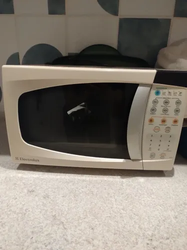 Microondas Electrolux 18 Litros cor Branca 