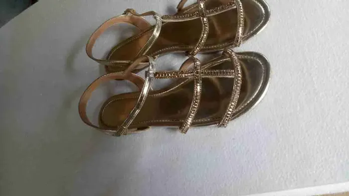Uma linda rasteira arezzo 40