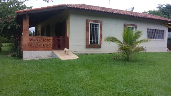 Chácara com piscina à venda em Capela do Alto/SP.