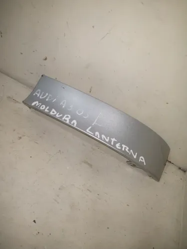 Moldura lanterna traseira Audi A3 00/06