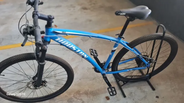 Bicicleta aro 29 com peças shimano 21 marchas na cor azul
