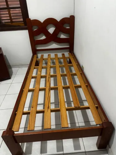 Cama de solteira de Madeira - Linda!!