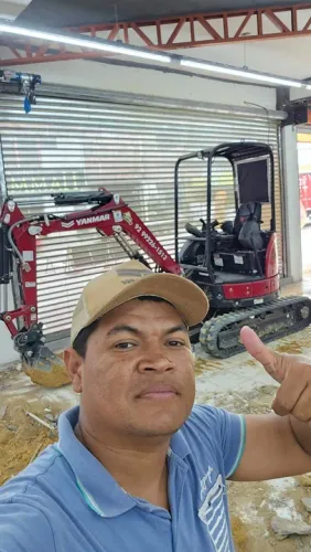 Mini retroescavadeira 