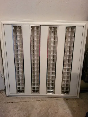 Luminária de Teto com 4 lampadas tubulares