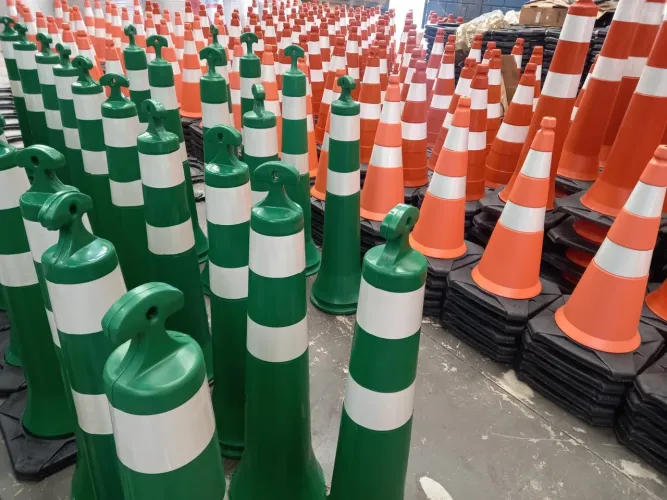 BALIZADOR TIPO T e CONE de SINALIZAÇÃO de TRÁFEGO 