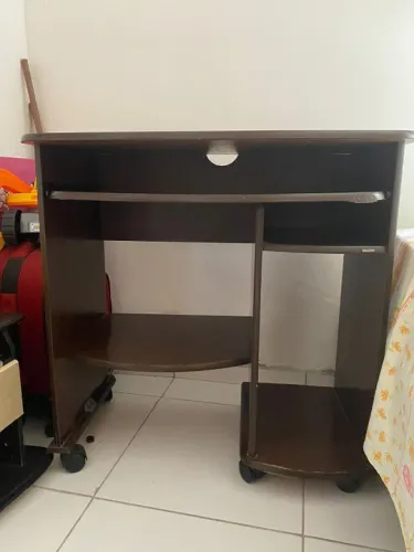 Escrivaninha com gaveta para teclado e rodinhas