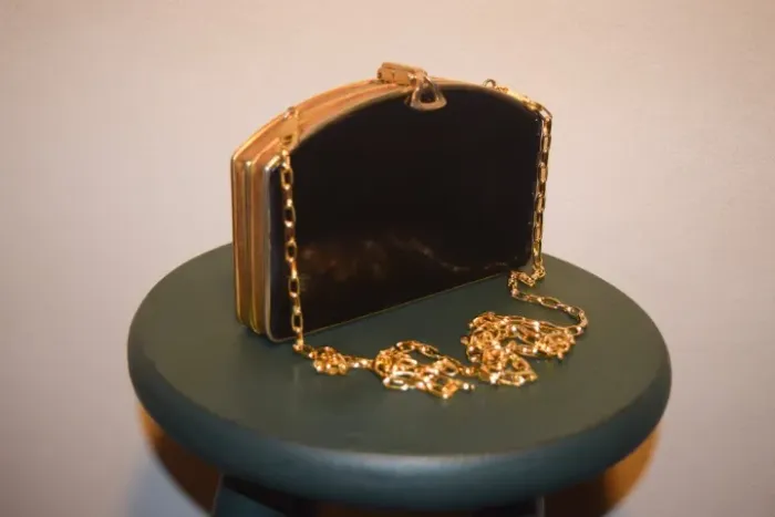 bolsa clutch de festa preta e dourada italiana
