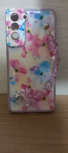 Capa de celular com correntinha usado.