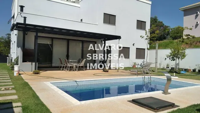 Casa com piscina, 4 quartos sendo duas suítes com ar sendo uma com close. 248m2ac. 700m2at