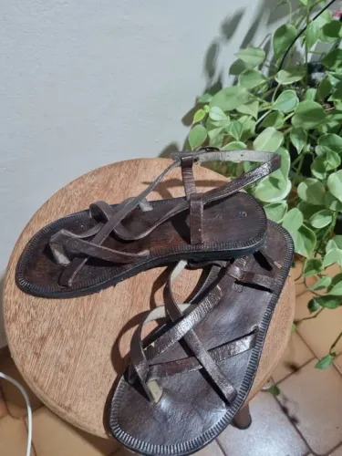 Rasteirinha boho de couro