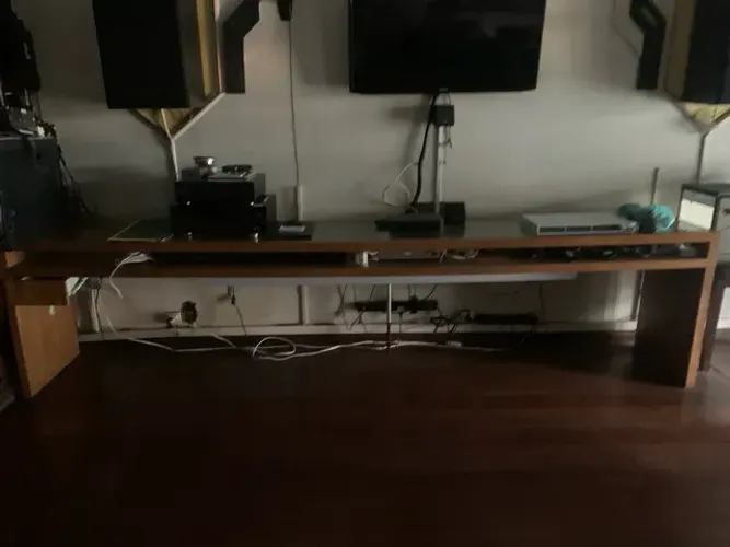 Mesa em madeira nobre pra loja