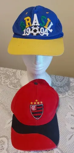 Kit com 2 Bonés Bordados - tema futebol