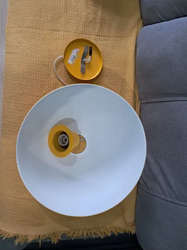 Luminária pendente amarela e branca