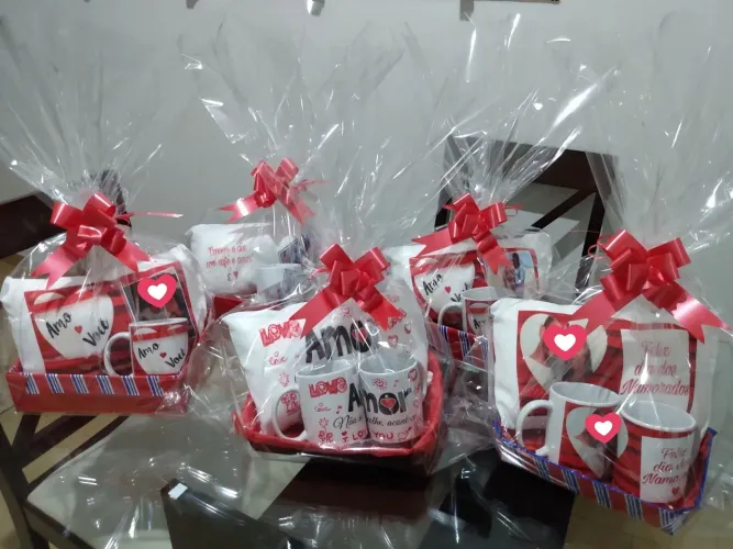 Caneca e almofada personalizada 