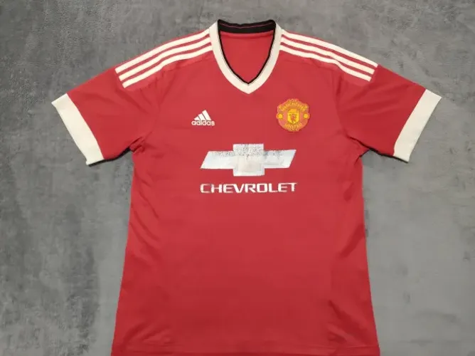 Camisa Oficial Manchester United (Inglaterra) Adidas 2015-2016, tamanho G (56x78cm).