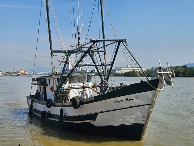 Barco de pesca de arrasto pronto