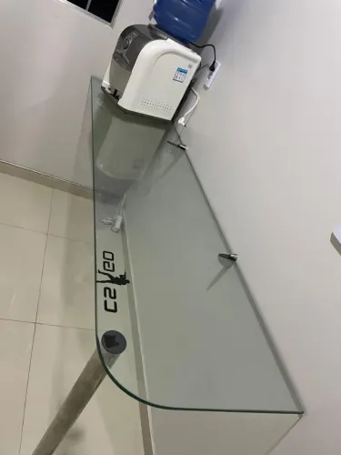 Mesa game de vidro com design moderno. 