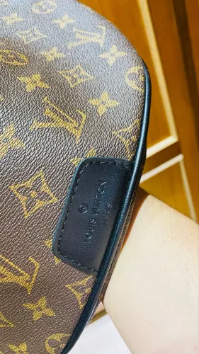 Bolsa Louis Vuitton - Estilo Pochete | Elegância e Praticidade