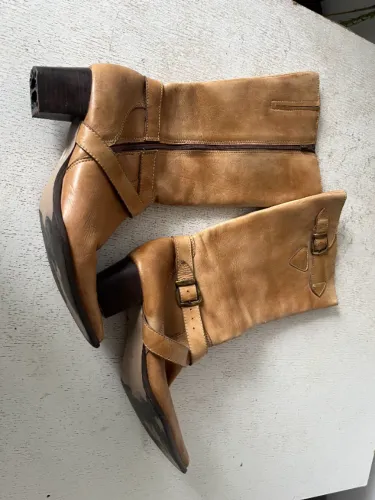 Bota caramelo com salto quadrado - usada - N 37