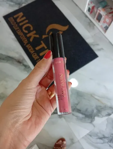 Batom líquido Matte que não craquela Glowin da Ludurana. Cor Rosa linda e vibrante