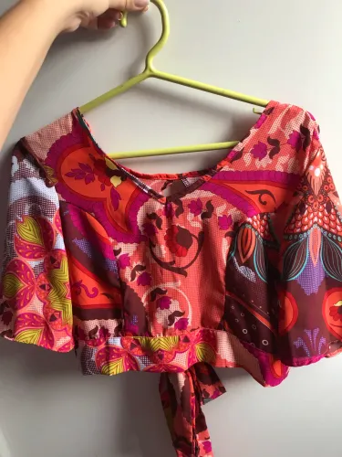 Cropped estampado com etiqueta M