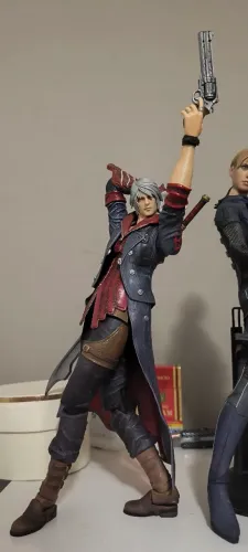 Nero DMC4 devil may cry 4 orginal da Play Arts Kai