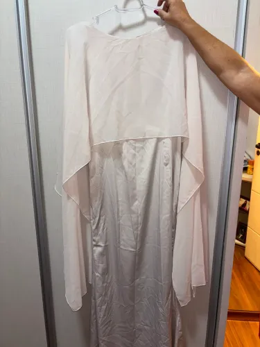 VESTIDO LONGO NUDE COM CAPA