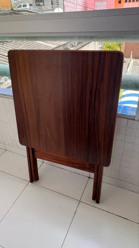 Mesa pequena de madeira