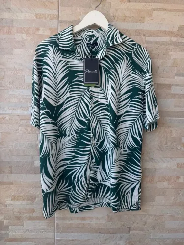 Camisa Havaiana Verde 100% viscose, tamanho P. 