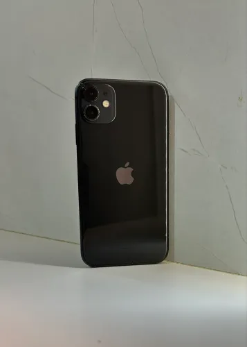 iPhone 11 64 GB Preto + carregador + caixa original + capinhas e película