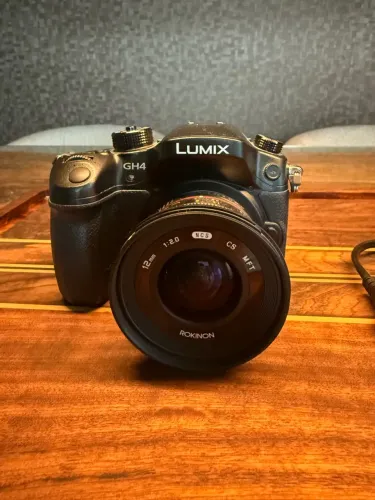 Vendo kit completo Panasonic Lumix GH4 + lente Rokinon 12mm f/2.0,