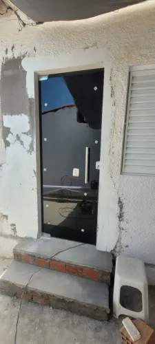 Porta 0.80 x 2,10m, vidro incolor com vinil preto a pronta entrega e instalação.