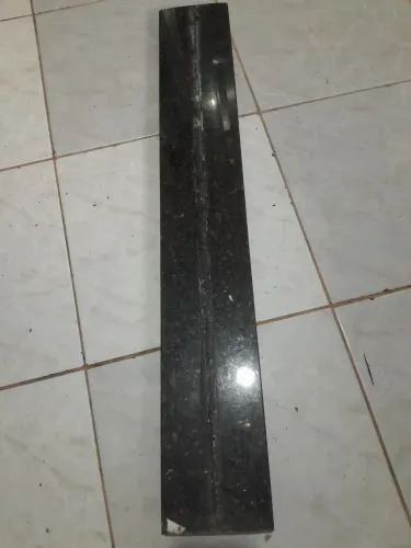 Pedra de granito  1 metro              e 15 centímetros de largura. 