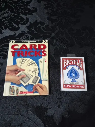 Livro de mágica + baralho Bicycle ( novo )