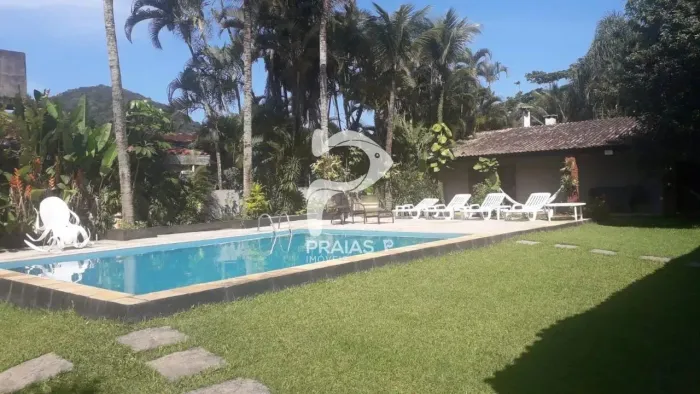 Casa com piscina, 50 metros da praia de Pernambuco, Guarujá