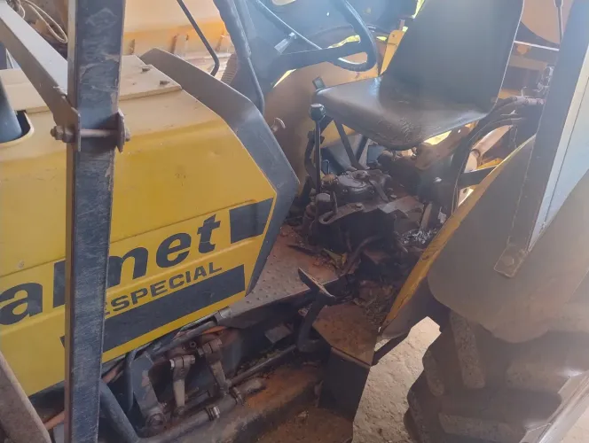 Trator Valmet 78 cafeeiro, motor MWM 4 cilindros, pneu 12.4.24 mais estreito 