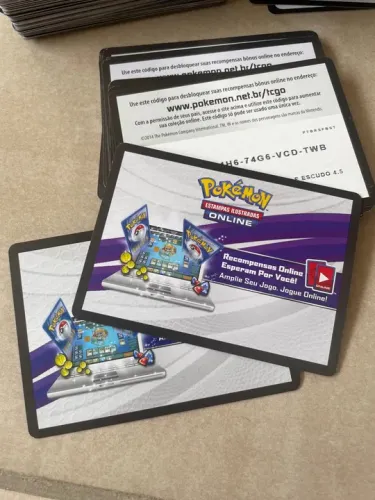 Lote com 424 códigos Pokemon TCG