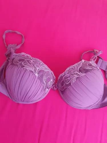 Sutiã roxo com strass