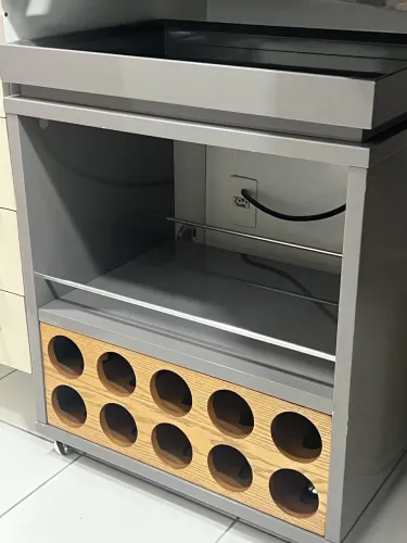 Vendo barzinho planejado em ótimo estado, ideal para sala, cozinha ou área gourmet.
