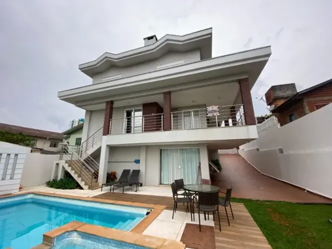 Belíssima casa com piscina
