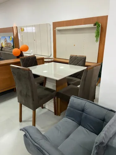 Mesa de Jantar 90cm x 90cm com 4 Cadeiras - Só R$1299 à vista!