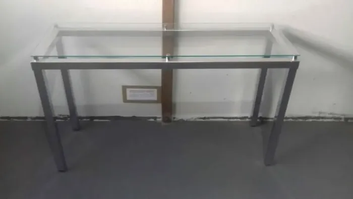 Aparador 1,30 x 0,43 x 0,77 - Alumínio e vídro temperado  - seminovo 