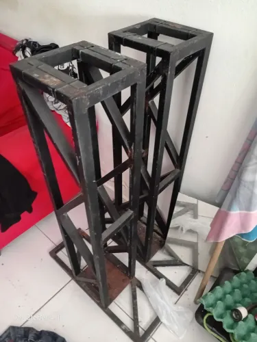 02 Pedestais/Suportes de metal para equipamentos de som
