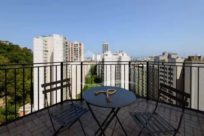 Maravilhoso apart-hotel com varanda e vista mar