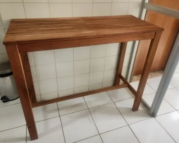 Mesa Alta de Madeira Ripada